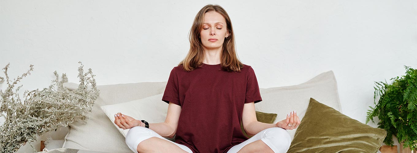 mulher em meditação diária
