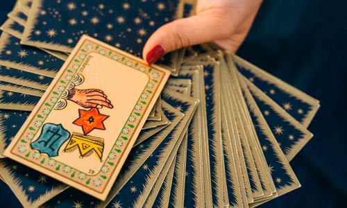 taróloga com cartas de tarot curso de taróloga