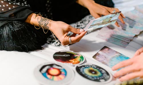 taróloga com cartas de tarot como ser tarologa - mulher com cartas de tarot