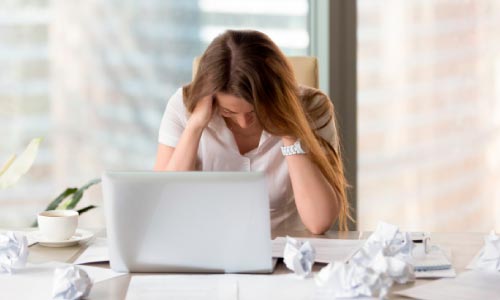 empreendedora sofrendo de burnout por falta de saúde mental no trabalho