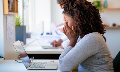 empreendedora sofrendo de burnout
