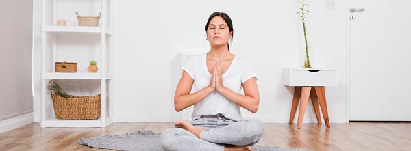 Menina em meditação e saúde no chão redução de cortisol