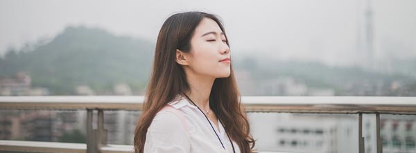 mulher meditando com clareza mental em satya