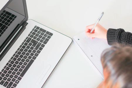 mulher escrevendo e aprendendo como divulgar o trabalho de terapeuta de forma humanizada através do conteúdo