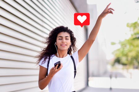 muher dançando feliz na rua - cliente satisfeita