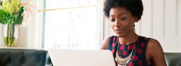 mulher em frente a notebook pesquisando como ser terapeuta online