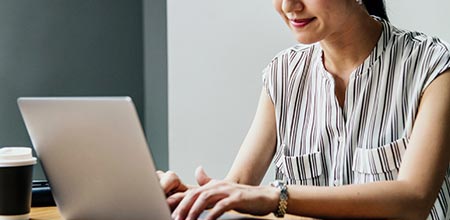 terapeuta em laptop - marketing para terapeutas digitais
