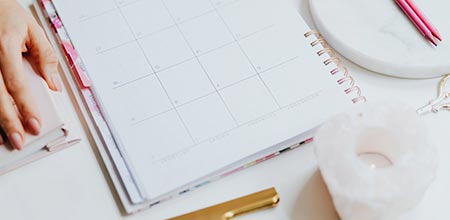 mesa com calendário, caderno, vela