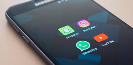 foto de celular com redes sociais: snapchat, instagram, whatsapp e youtube