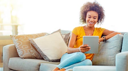 mulher em atendimento terapêutico online via tablet