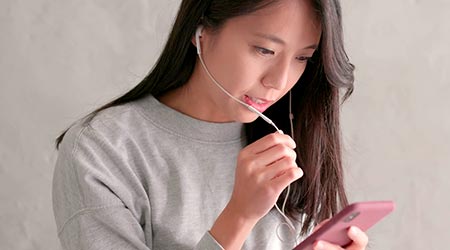mulher em atendimento terapêutico online via celular