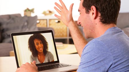 homem e terapeuta em atendimento terapêutico online por video conferência