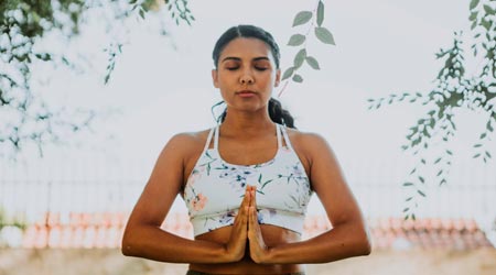 yogini meditando com mãos em gratidão