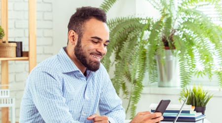 terapeuta feliz no celular agendando atendimento