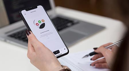 terapeuta no celular em contato com cliente