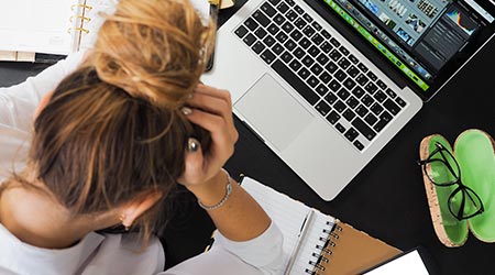 terapeuta exausta sobre computador precisando de dicas para divulgar terapia