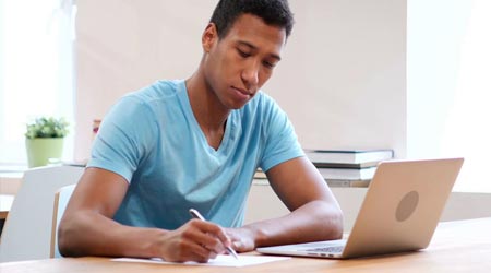 terapeuta escrevendo em caderno com marketing de conteúdo