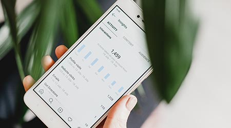tela de celular mostrando métricas de mídias sociais para terapeutas