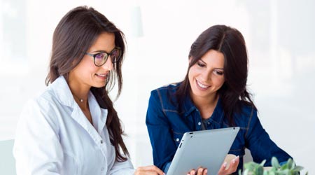 terapeutas mulheres conversando com tablet sobre programas de fidelidade