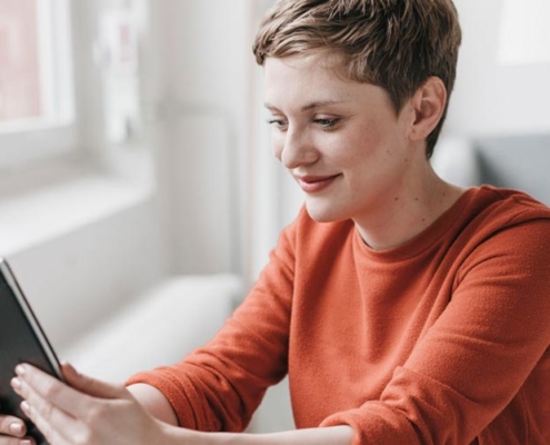 mulher em atendimento terapêutico online via tablet