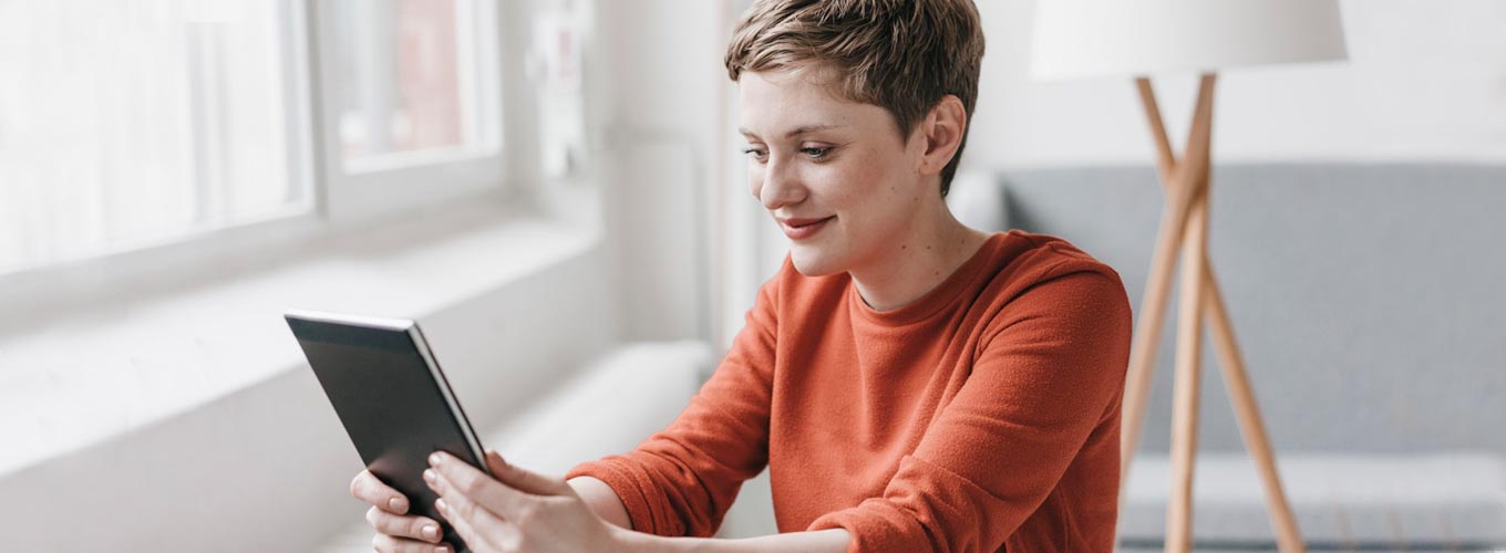 mulher em atendimento terapêutico online via tablet