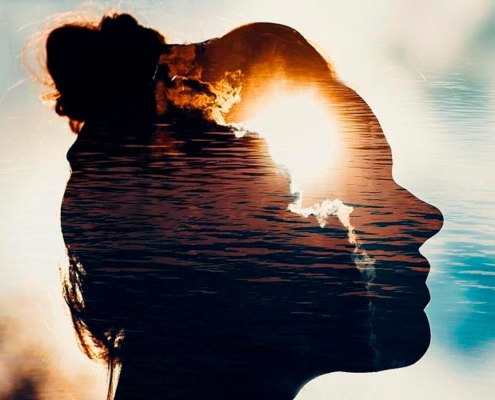 Benefícios do Thetahealing - Mulher feliz com superação de trauma