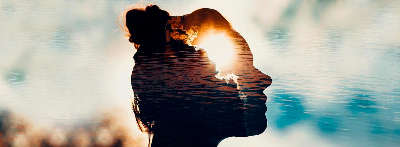 Benefícios do Thetahealing - Mulher feliz com superação de trauma