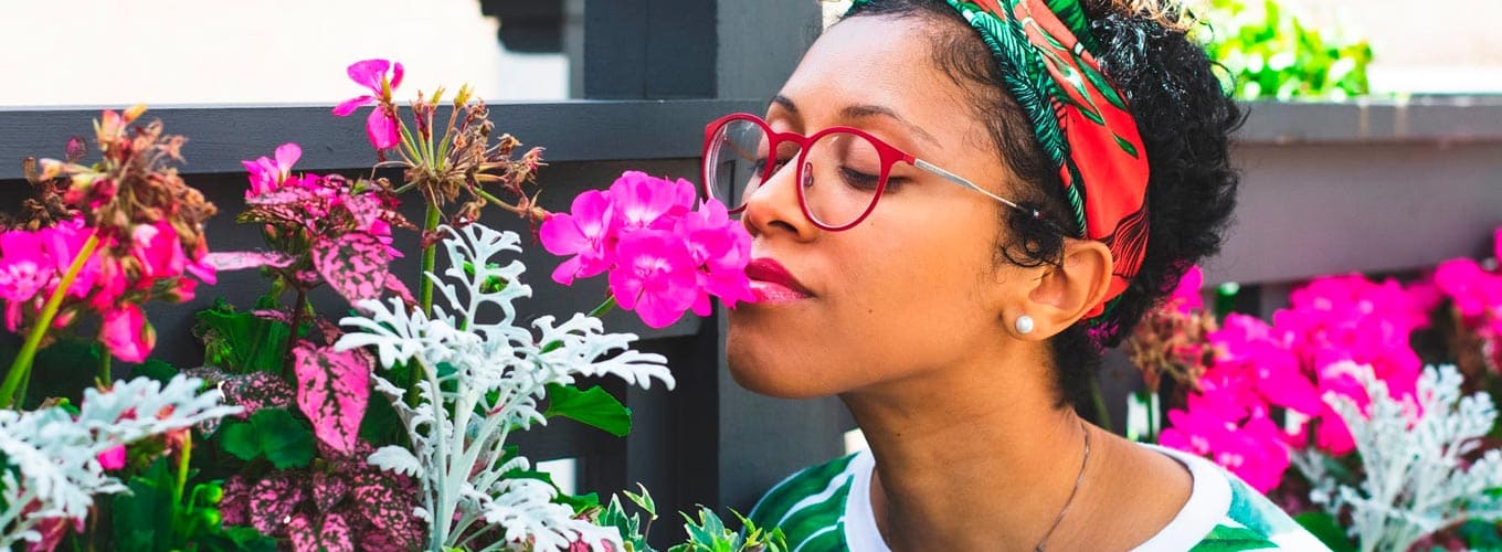 Mulher com flores - Como ter uma vida sustentável em 10 passos