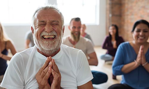 aulas de yoga do riso - santosha