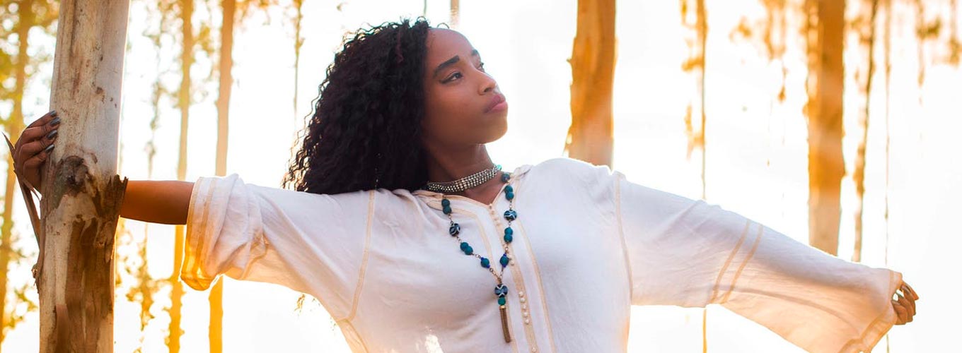 mulher vivendo a lei da potencialidade pura em conexão com a natureza