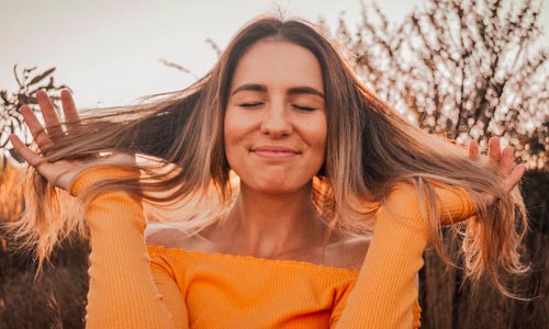 mulher contente - santosha - contentamento