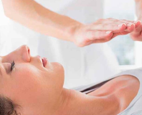terapia holística funciona - mulher em sessão de Reiki