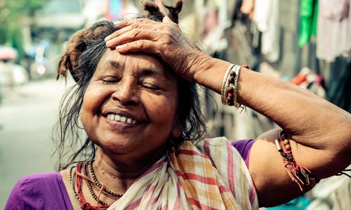 Mulher vivenciando Santosha, a arte do contentamento