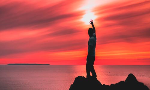 homem em por do sol