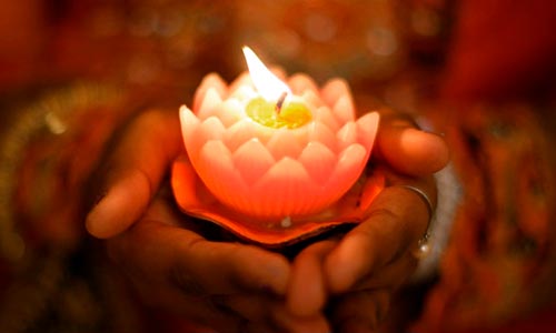 vela em lótus - representação de tapas no yoga - fogo interior