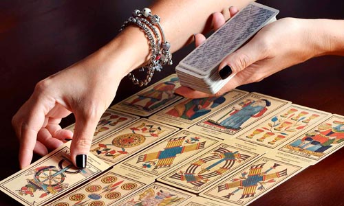 terapeuta tirando cartas do tarot - arquétipos junguianos