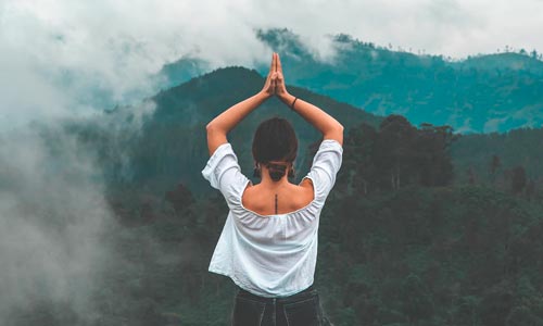 mulher realizando asana de yoga para equilíbrio corpo e mente