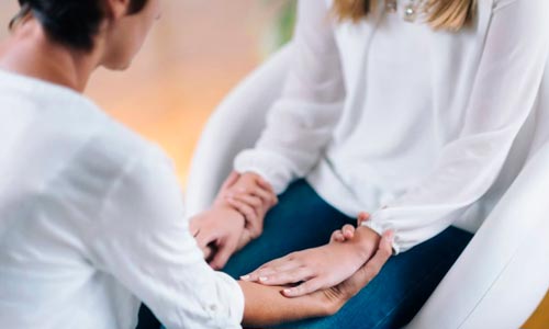 cena de uma sessão com terapeuta thetahealer