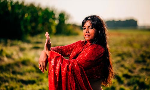 mulher indiana em estado de devoção - Íshvara Pranidhana