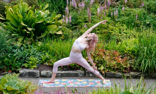 mulher praticando Íshvara Pranidhana na prática de Yoga - entrega e compromisso