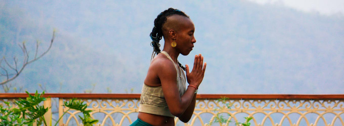 mulher dedicando sua prática de Yoga a Íshvara Pranidhana (entrega)