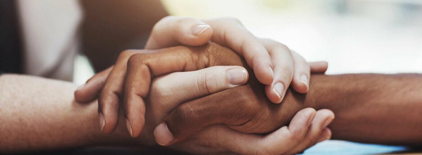 como perdoar a si mesmo e o outro - pessoas de mãos dadas