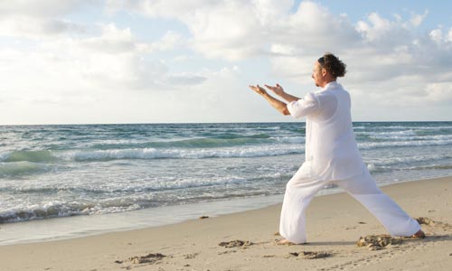 Iluminação espiritual pelo yoga: homem praticando dharana: foco absoluto no agora