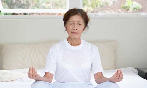 Iluminação espiritual pelo yoga: mulher praticando dhyana: meditação