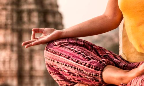 Iluminação espiritual pelo yoga: mulher meditando na india