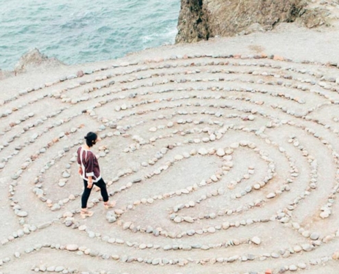 lei do retorno - karma - causa e efeito - foto conceitual de labirinto