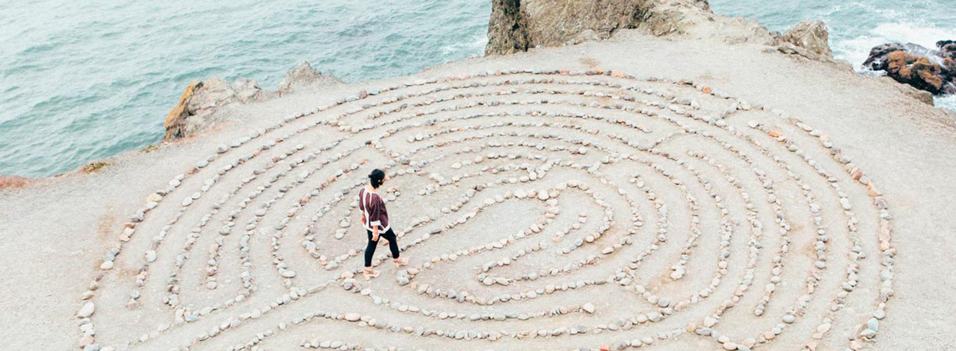 lei do retorno - karma - causa e efeito - foto conceitual de labirinto