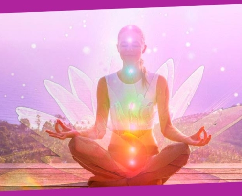 meditação guiada para relaxar e equilibrar energia - mulher com chakras dentro de lótus