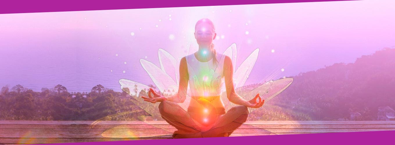 meditação guiada para relaxar e equilibrar energia - mulher com chakras dentro de lótus