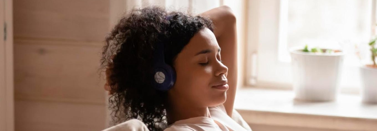 mulher em meditação mindfulness guiada